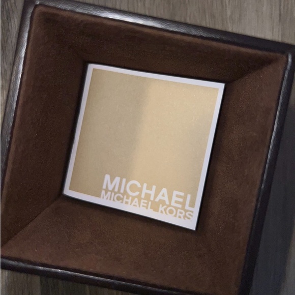 Elegant White Women's Watch - Picture 5 of 5